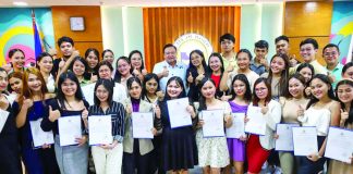 CELEBRATING BRILLIANCE. Iloilo City’s Mayor Jerry P. Treñas gathers the recent batch of exceptional Uswag scholars who graduated with Latin honors. Composed of 33 cum laudes, 11 magna cum laudes, and a summa cum laude, each received well-deserved cash rewards and certificates during the awarding ceremony at the City Mayor’s Office on Tuesday. Through the Uswag Scholarship Program, Treñas vows to continue providing better opportunities to the Ilonggo youths. PN