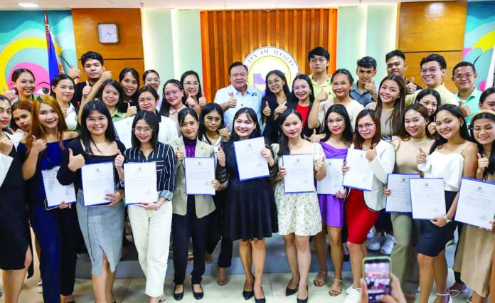 CELEBRATING BRILLIANCE. Iloilo City’s Mayor Jerry P. Treñas gathers the recent batch of exceptional Uswag scholars who graduated with Latin honors. Composed of 33 cum laudes, 11 magna cum laudes, and a summa cum laude, each received well-deserved cash rewards and certificates during the awarding ceremony at the City Mayor’s Office on Tuesday. Through the Uswag Scholarship Program, Treñas vows to continue providing better opportunities to the Ilonggo youths. PN