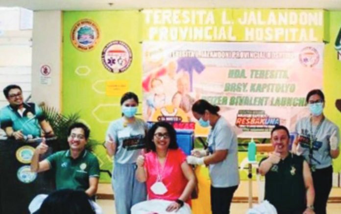 Physicians receive the Pfizer bivalent coronavirus disease 2019 vaccine during the launch of the campaign at the Teresita L. Jalandoni Provincial Hospital in Silay City, Negros Occidental on July 6. PROV’L GOV’T OF NEGROS OCCIDENTAL PHOTO