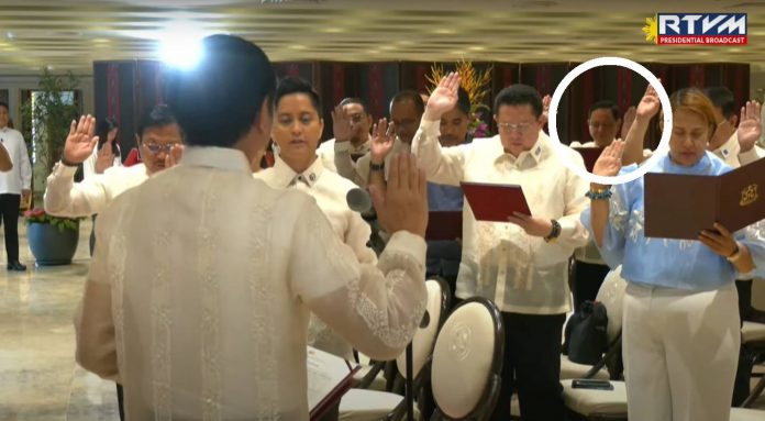 Iloilo’s Gov. Arthur Defensor Jr. takes his oath as member of the Partido Federal ng Pilipinas, the political party of President Ferdinand “Bongbong” Marcos Jr. The President himself administered the oath-taking on Aug. 24 in Malacañang. RTV MALACAÑANG