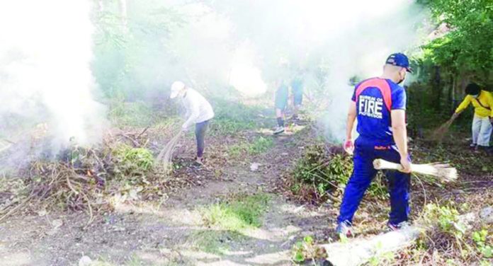 The Provincial Health Office of Capiz is urging the public to continue taking measures against dengue after clustering of cases was recorded in 11 barangays. Photo shows a cleanup drive in Iloilo. ILOILO PROVINCIAL HEALTH OFFICE FB PAGE