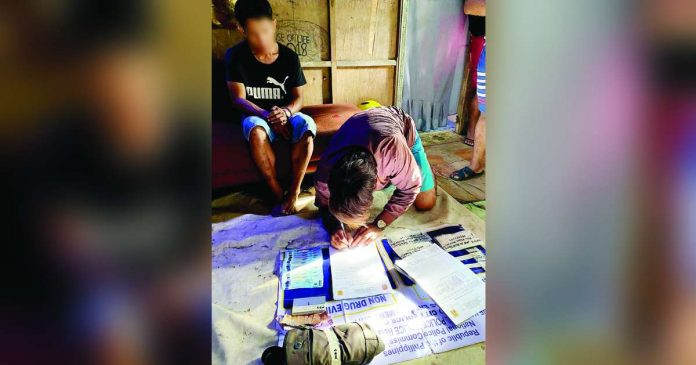 An alleged member of the Caunda drug group yields over P14 million worth of suspected shabu in a buy-bust operation in Barangay Vista Alegre, Bacolod City on Thursday, Aug. 10. PRO-6 PHOTO