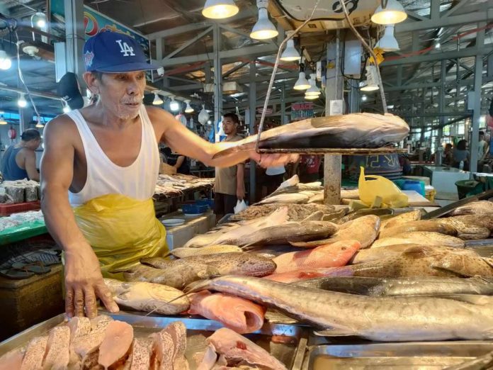 Fish vendor Jhonny Sarmiento at the Iloilo Central Market says there is sufficient supply of fish and prices are not fluctuating this August. AJ PALCULLO/PN