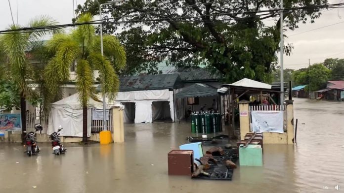 Flooding hit the first floor of the Bago City Hospital in Negros Occidental. The health facility was forced to halt accepting patients temporarily. BRIGADA NEWS FM 103.1 BACOLOD