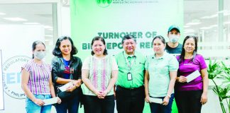 These eligible electricity consumers in Iloilo City are happy to receive their bill deposit refunds. They are shown here with Energy Regulatory Commission chairperson Monalisa C. Dimalanta (third from left) and MORE Electric and Power Corporation president Roel Z. Castro (fourth from left).