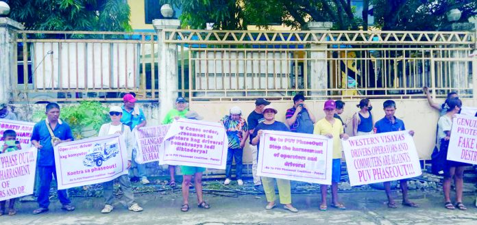 RIGHT TO PROTEST. Disgruntled drivers and operators of traditional jeepneys and modernized jeepney transport cooperatives stage a protest in front of the Land Transportation Franchising and Regulatory Board – Region 6 office in Jaro, Iloilo City. Among others, they demand the scrapping of the Public Utility Vehicle Modernization Program. IME SORNITO/PN