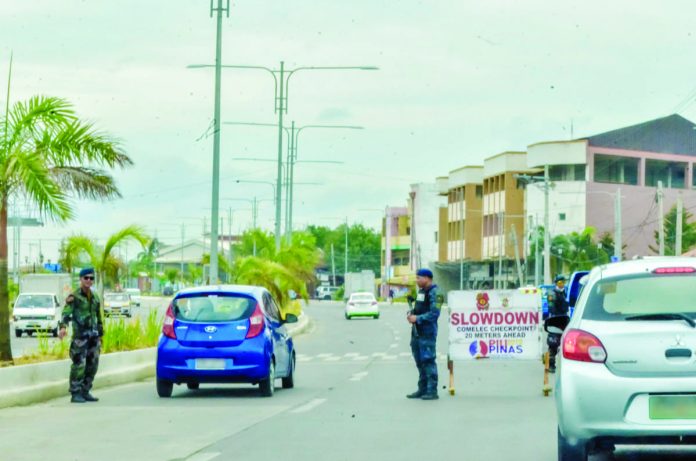 SECURITY CHECK. The Philippine National Police is seeking the Ilonggo public’s cooperation most especially at checkpoints. Today starts the election period for the Oct. 30 barangay and Sangguniang Kabataan elections. Police checkpoints aim to keep the election peaceful. PN FILE