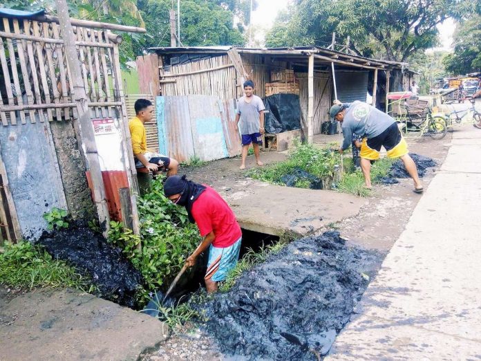 Humans can become infected with leptospirosis if they come into contact with contaminated water, soil, or even food. Photo shows residents conducting a cleanup drive in Iloilo. PN FILE PHOTO