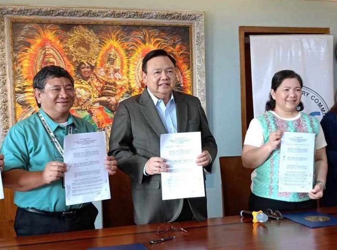 To promotion renewable energy, the Iloilo City Government, MORE Electric and Power Corporation (MORE Power) and the Energy Regulatory Commission (ERC) entered into a tripartite agreement. Signing the agreement were Mayor Jerry Treñas, MORE Power president/chief executive officer Roel Z. Castro and ERC chairperson Monalisa C. Dimalata. GLENDA TAYONA/PN