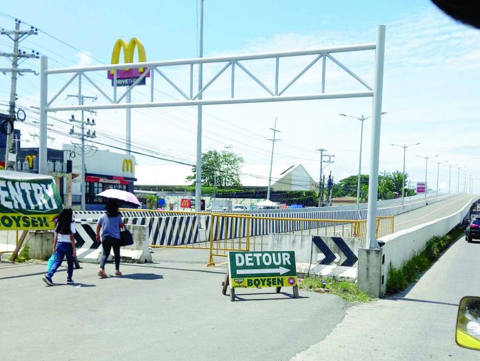 MONUMENT TO USELESSNESS. The Ungka flyover – 453.7 lineal meters long on bored pile foundation, including the approaches – was fully opened to traffic on Sept. 5, 2022. But it was shut down after just two weeks due to vertical displacement. To date, the flyover remains closed, a useless monolith.