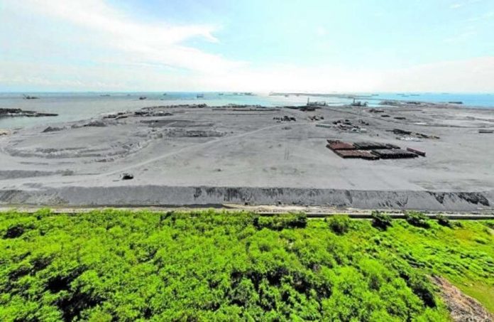 The reclamation site in Manila Bay along Diokno Boulevard in Pasay City looks desolate on Monday, Aug. 14, 2023, after the government suspended all reclamation activities in the bay. PHOTO BY GRIG C. MONTEGRANDE / PHILIPPINE DAILY INQUIRER