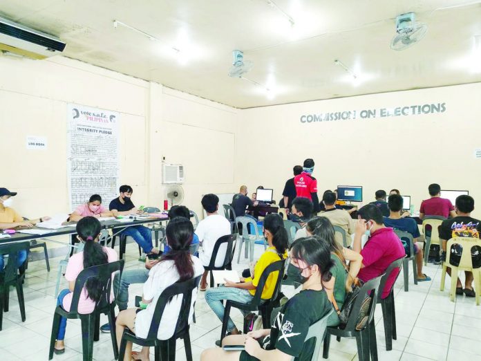 There are a total of 1,764,423 registered voters for the upcoming Sangguniang Kabataan election in Western Visayas as of June 2023. Photo shows new voter registrants at the Commission on Elections office in Iloilo City. PN FILE PHOTO