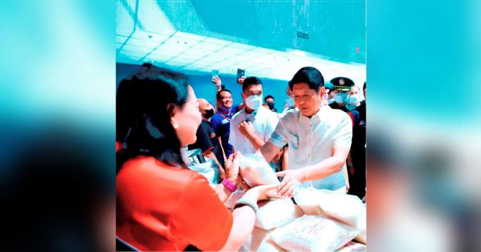 President Ferdinand R. Marcos Jr. inspects packed rice for sale at a “Kadiwa ng Pangulo Para Sa Manggagawa” outlet in Pasay City. Last week, Marcos assured Filipinos that the country’s rice situation was “manageable and stable” to cushion the effects of the El Niño phenomenon. PNA PHOTO