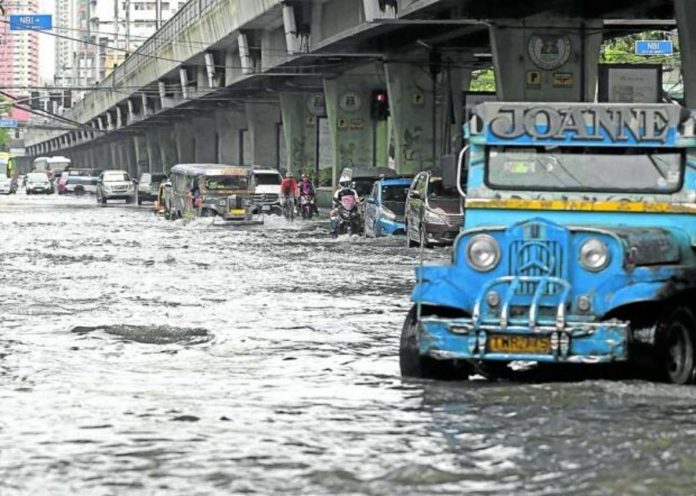 EXPECT THE WORST. With a recent government report showing that the rate of sea level rise in Metro Manila has exceeded the global average, expect flooding, like this scene on Taft Avenue in Manila after a heavy downpour on July 30, to worsen. RICHARD A. REYES, PHILIPPINE DAILY INQUIRER