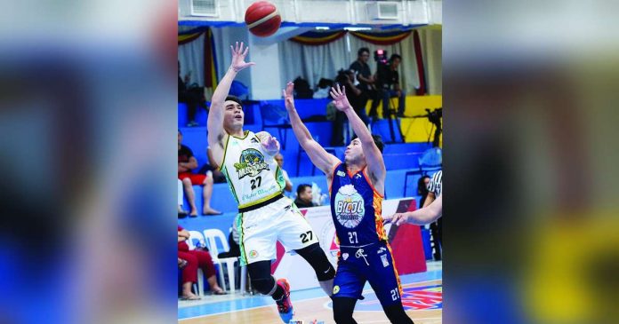 Negros Pau Muscovados’ Camillus Altamirano throws the drop shot against the defense of Bicol Volcanoes’ Necky Rifarial. MPBL PHOTO