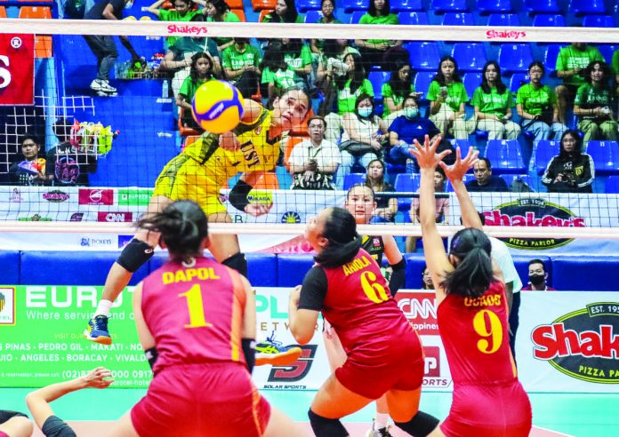 University of Santo Tomas Golden Tigresses’ Angeline Poyos smashes the ball towards the University of Perpetual Help Lady Altas’ side. SHAKEY’S PHOTO