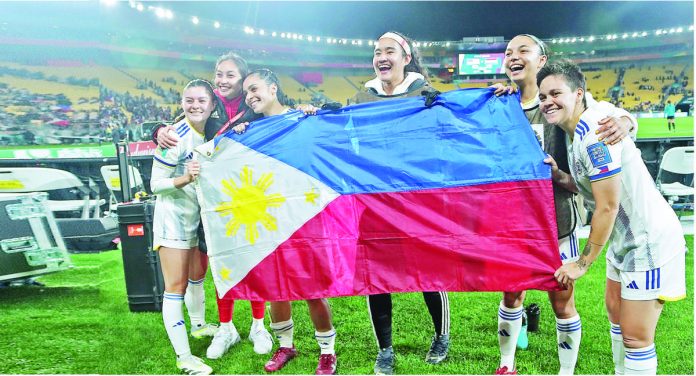 Members of the Filipinas women’s football team proudly display the Philippine flag as they end their campaign in the 2023 FIFA Women’s World Cup on Sunday. PHOTO COURTESY OF PWNFT