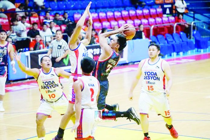 Iloilo United Royals’ Shaquille Imperial attacks the defense of Quezon City Toda Aksyon V Fresh for an inside hit. MPBL PHOTO