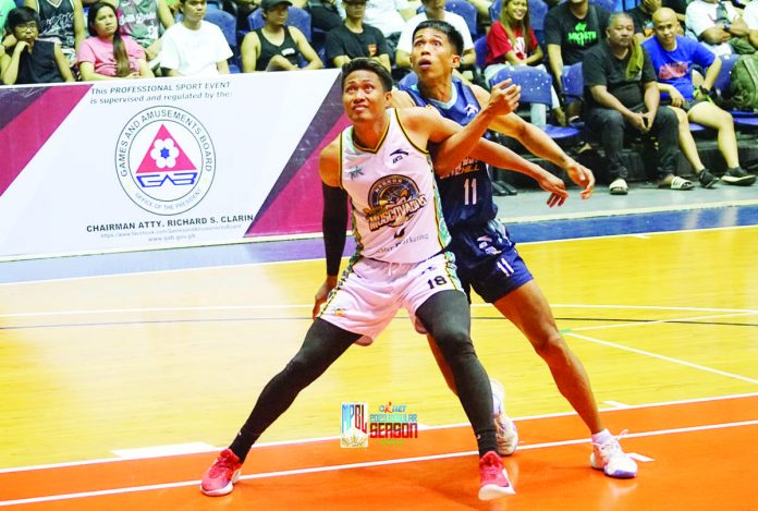 Negros Pau Muscovados’ Jason Melano battles Batangas City Embassy Chill’s Rhaffy Octobre for rebound. MPBL PHOTO