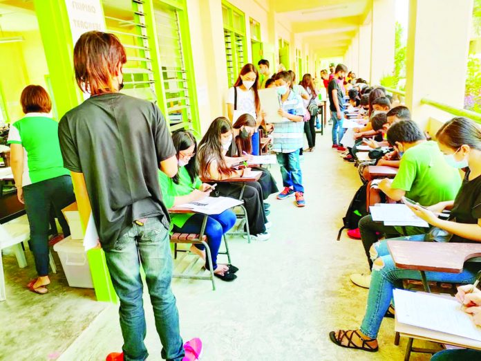 The Department of Education Region 6 reminds parents or guardians to enroll their children as early as possible to avoid overcrowding by Aug. 26, the last day of enrollment. The opening of classes for school year 2023-2024 in all public schools will be on Aug. 29. Photo shows enrollees at the Pavia National High School. AJ PALCULLO/PN