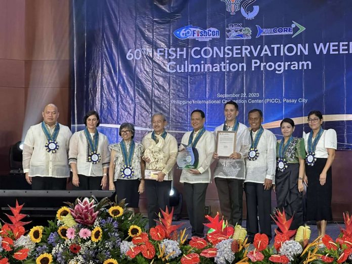 Mayor Jett C. Rojas of Ajuy (fourth from left) with Iloilo’s Gov. Arthur Defensor Jr. (fifth from left) receives the Malinis at Masaganang Karagatan first runner-up award in Pasay City last week. RAUL BANIAS PHOTO