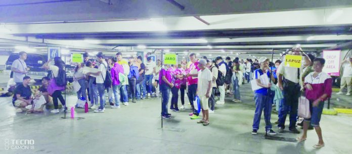 Hundreds of aspirants for the Oct. 30 barangay and Sangguniang Kabataan elections in Iloilo City queued at Robinsons Place Iloilo on Thursday, Aug. 31, to file their certificates of candidacy. NESTOR CANONG/TF ON MORALS AND VALUES FORMATION PHOTO