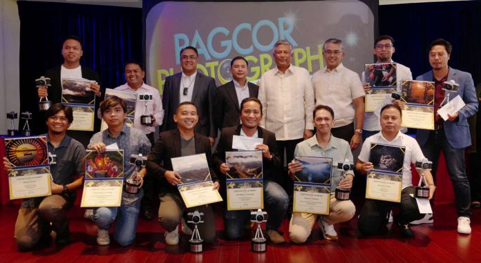 PAGCOR Chairman and CEO Alejandro Tengco (4th from right), President and COO Juanito Sañosa, Jr. (5th from right), and Directors Gilbert Remulla (3rd from right) and Francis Concordia (3rd from left) pose with the grand prize winners in the conventional category of the 2023 PAGCOR Photo Contest.