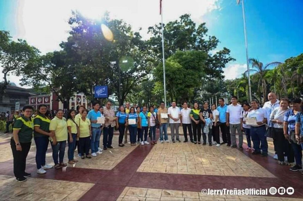 Barangay officials from 31 Iloilo City barangays receive their “zero open defecation” certificates from Mayor Jerry Treñas, Vice Mayor Jeffrey Ganzon and the City Health Office on Monday, Sept. 25. JERRY TREÑAS FACEBOOK PHOTO
