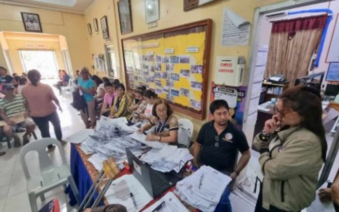 Antique provincial election supervisor Salud Milagros Villanueva (right) oversees the filing of certificates of candidacy for the barangay and Sangguniang Kabataan elections in Tobias Fornier, Antique on Tuesday, Aug. 29. PNA PHOTO/COMELEC ANTIQUE