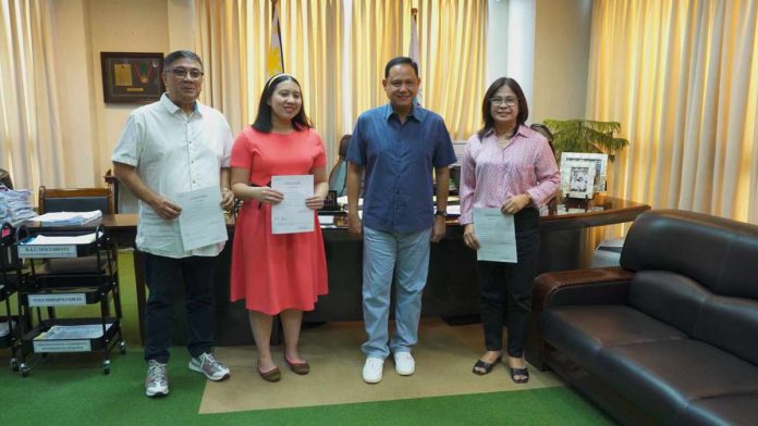 Former Oton mayor Vincent Flores Jr. (leftmost), newly appointed head of the General Services Office; former 1st District Board member Renee Valencia (rightmost), newly appointed head of the Human Resource Management and Development Office; and Allana Delgado (2nd from left), newly appointed assistant department head of the Provincial Library and Archives, take their oath of office before Gov. Arthur Defensor Jr. on Friday, Sept. 8. BALITA HALIN SA KAPITOLYO FB PHOTO