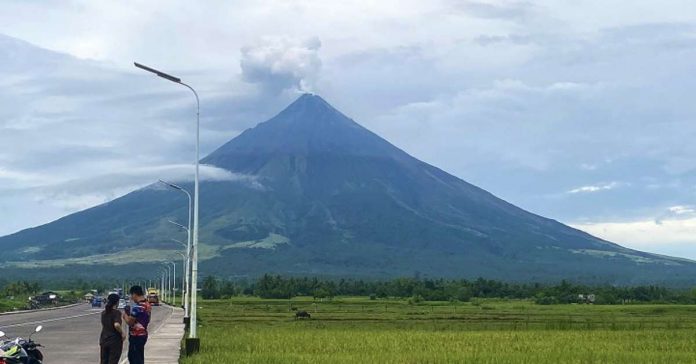 Mayon Volcano shows itself to tourists and motorists passing by Diversion Road in Camalig, Albay on Sept.23. It is one of the country’s most famous attractions, widely regarded for its “perfect cone” due to its symmetry. PNA PHOTO BY CONNIE CALIPAY