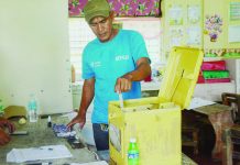 Photo shows a resident casting his vote at a polling precinct in Dumangas, Iloilo during the 2018 BSKE. PN FILE PHOTO