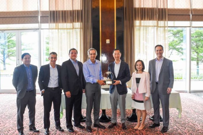 ICTSI and Metrobank close a USD750 million six-year loan term facility to fund the port operator’s expansion. In photo (from left): ICTSI VP and Treasurer Arnie Tablante; ICTSI EVP, Chief Compliance Officer and Chief Sustainability Officer Christian Gonzalez; Metrobank President Fabian Dee; ICTSI Chairman and President Enrique Razon Jr.; Metrobank Chairman Arthur Ty; Metrobank Institutional Banking Sector Head Mylene Caparas; and Metrobank Corporate Banking Group Head Anton Yap.