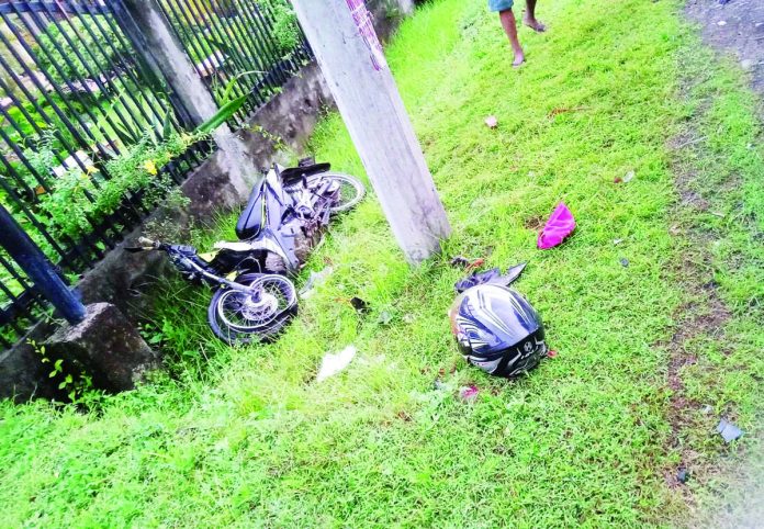 A motorcycle overshot the road and bumped into a concrete post in Barangay Kirayan Norte, Miag-ao, Iloilo on Friday morning, Sept. 1, killing the driver. BOMBO RADYO ILOILO PHOTOS