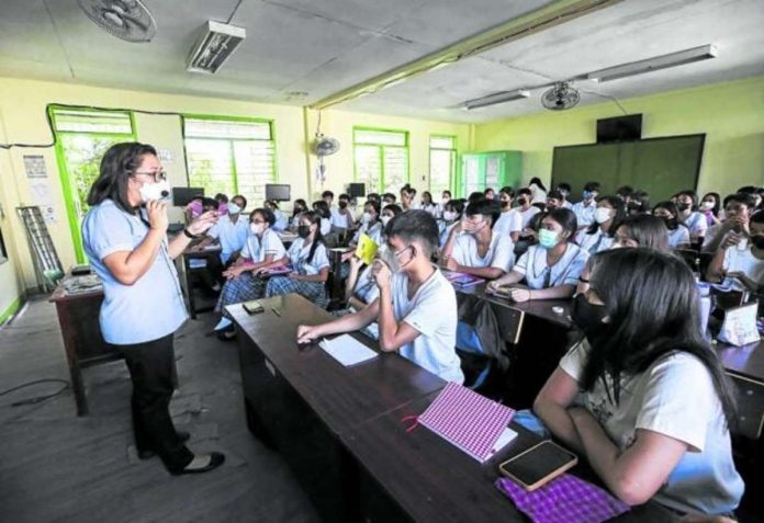 A teacher holds an in-person class for students of Navotas National High School. FILE PHOTO BY LYN RILLON / PHILIPPINE DAILY INQUIRER