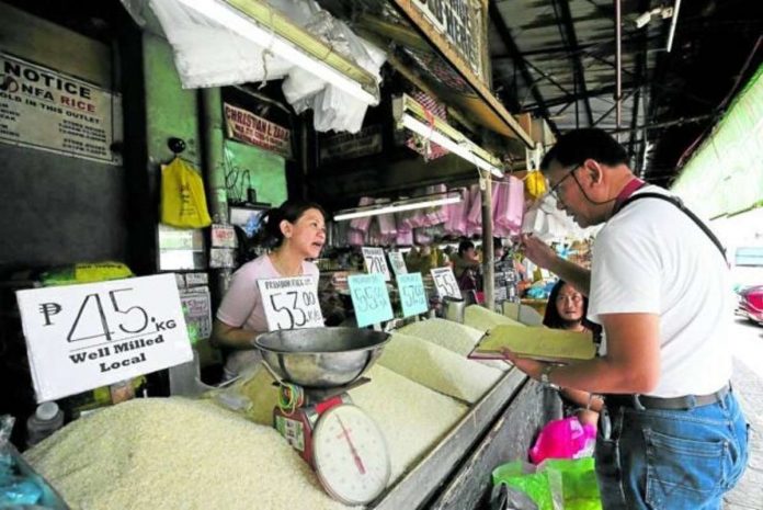 Government agencies inspect retail stores for their compliance to the price cap. PHOTO BY LYN RILLON / PHILIPPINE DAILY INQUIRER