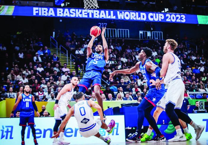 Mikal Bridges of Team USA pulls up for a jumper against the defense of Italy’s Marco Spissu. FIBA PHOTO