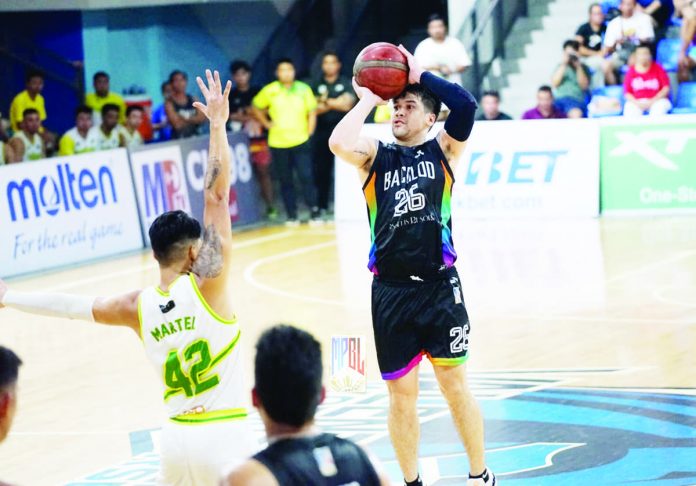 Bacolod City of Smiles’ Andretti Stevens (26) shoots over the defense of Paranaque Patriots’ Lean Vincent Martel (42). MPBL PHOTO