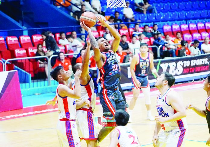 Ilonggo Omar Larupay posted a double-double in Iloilo United Royals’ win over Rizal XentroMall Golden Coolers. MPBL PHOTO