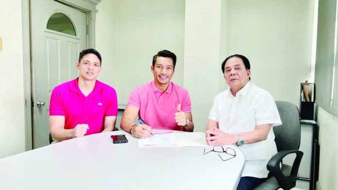 Negrense James Yap (center) signs his contract extension with Rain or Shine Elasto Painters in the presence of team manager Mamerto Mondragon (right) and assistant team manager Jireh Ibañes (left). PHOTO COURTESY OF JIREH IBAÑES