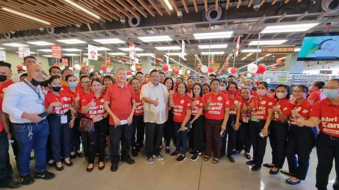 Mayor Jerry P. Treñas (in barong) with Tommy O. Que of Iloilo Supermart (in plain red poloshirt) with employees