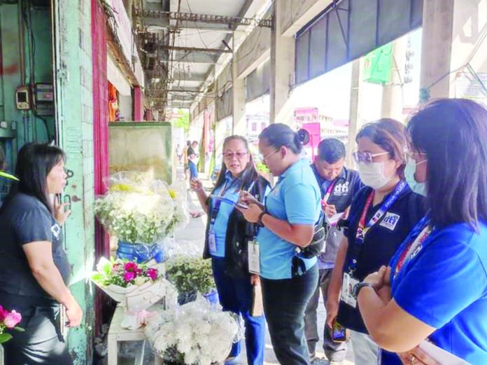 Department of Trade and Industry-Iloilo director Ma. Dinda Tamayo and Senior Trade Industry Development Specialist Ma. Dorita Chavez spearhead “Oplan Bantay Presyo: Undas 2023” in Iloilo City on Thursday, Oct. 26. PHILIPPINE INFORMATION AGENCY-ILOILO PHOTO