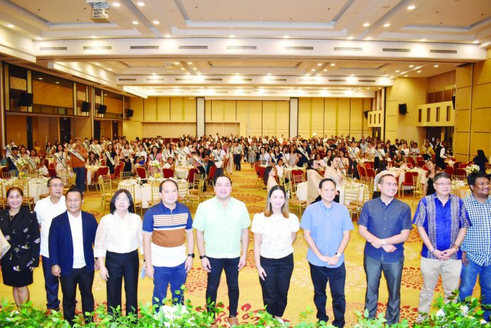 Over 200 scholars of the Iloilo provincial government received recognition and cash incentives during the Pasidungog 2023 on Wednesday, Oct. 4. BALITA HALIN SA KAPITOLYO