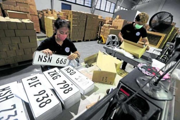 In this photo taken in October 2022, an employee of the Land Transportation Office packs new vehicle plates in the agency’s main office in Quezon City so that these pieces can be prepared for distribution. NIÑO JESUS ORBETA, PHILIPPINE DAILY INQUIRER