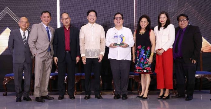 L-R: SSS EVP for Branch Operations Sector Atty. Voltaire P. Agas; SSS President and CEO and Vice-Chairman of the Social Security Commission Rolando Ledesma Macasaet; Secretary of Department of Labor and Employment and ex-officio member of Social Security Commission Bienvenido E. Laguesma; Civil Service Commission Chairperson Atty. Karlo Alexei B. Nograles; PNB EVP and Global Banking and Markets Sector Head Roberto D. Baltazar; PNB SVP and Financial Institutions Division Head Elisa M. Cua; PNB SAVP and Non-Bank Financial Institutions Department Head Katrina Jane O. Mayoca; and PNB Q.C.- SSS Diliman Branch Head Cesar Regidor T. Ramos.