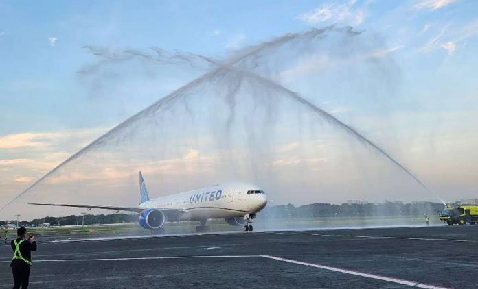 A United Airlines flight from San Francisco arrives in Manila on Monday, Oct. 30, marking the first direct flight of a US flag carrier between the Philippines and mainland United States. JEKKI PASCUAL/ABS-CBN NEWS PHOTO