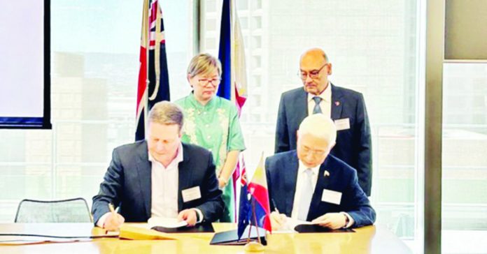 Trade Secretary Alfredo Pascual (right, seated) notes the Letter of Intent of Algae Harvest Pty Ltd in Adelaide, Australia on Oct. 9. Also in photo are (front row, from left to right) Cyclion Pty Ltd Founder and CEO Philip Major and Pascual; (back) Philippine Ambassador to Australia Ma. Hellen De La Vega and Australia Philippines Business Council president Rafael Toda. DTI PHOTO