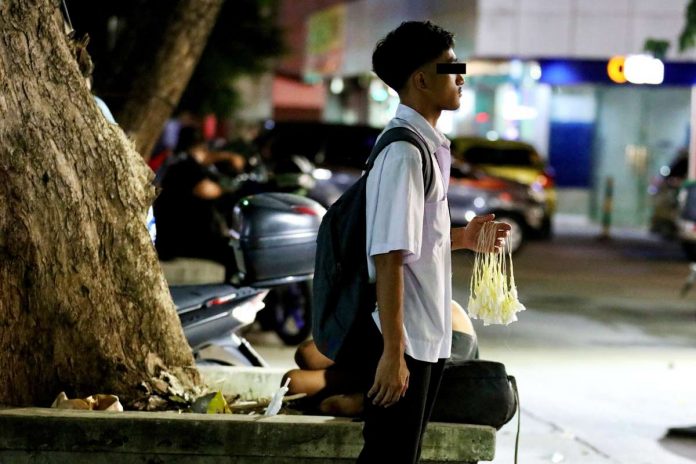 This 17-year-old student sells sampaguita garlands along Timog Avenue, Quezon City. He said he is lucky to earn P500 to contribute to his family’s daily expenses and add to his school allowance. The Commission on Higher Education projects a 35.15 attrition rate (number of students who drop out) for school year 2023-2024. PNA PHOTO