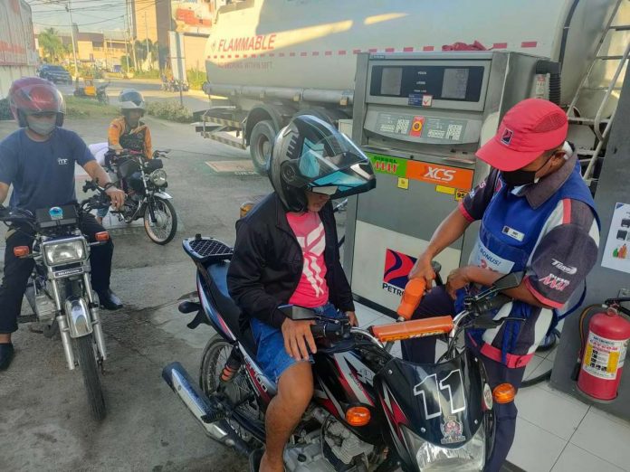 Motorcycle riders line up to refuel at Petron gas station in Mali-ao, Pavia, Iloilo. PN PHOTO