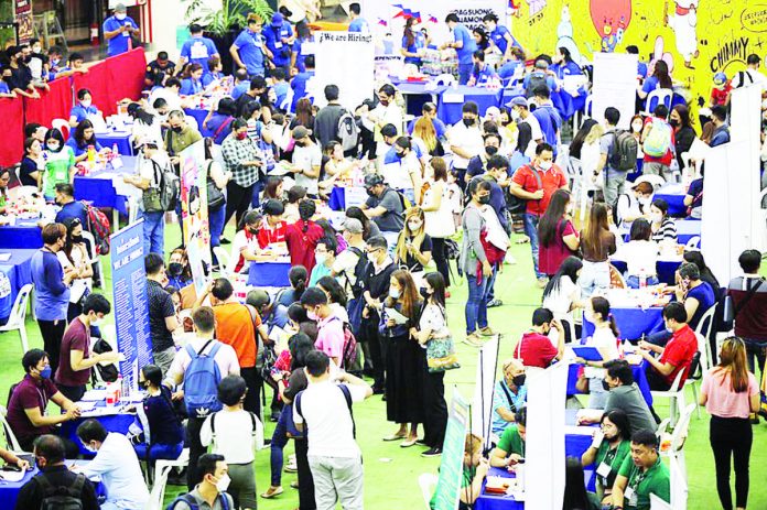 The number of employed Filipinos in August 2023 increased to 48.07 million, up from 44.63 million in July, according to the Philippine Statistics Authority’s latest Labor Force Survey. PHOTO COURTESY OF GMA INTEGRATED NEWS